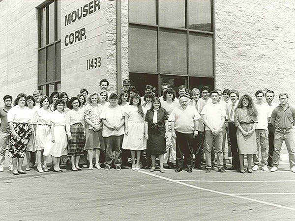 1973 m. „Mouser“ darbuotojų, stovinčių priešais Mouser Corp pastatą, nuotrauka
